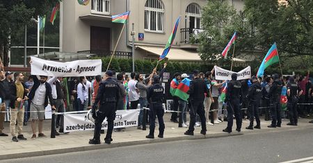 Warszawa. Protest przed ambasadą Azerbejdżanu. Na miejscu policja