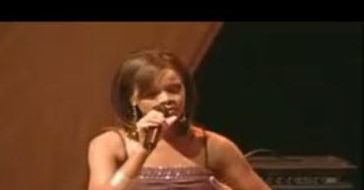 Posłuchajcie, jak śpiewa 15-letnia Rihanna! (WIDEO)
