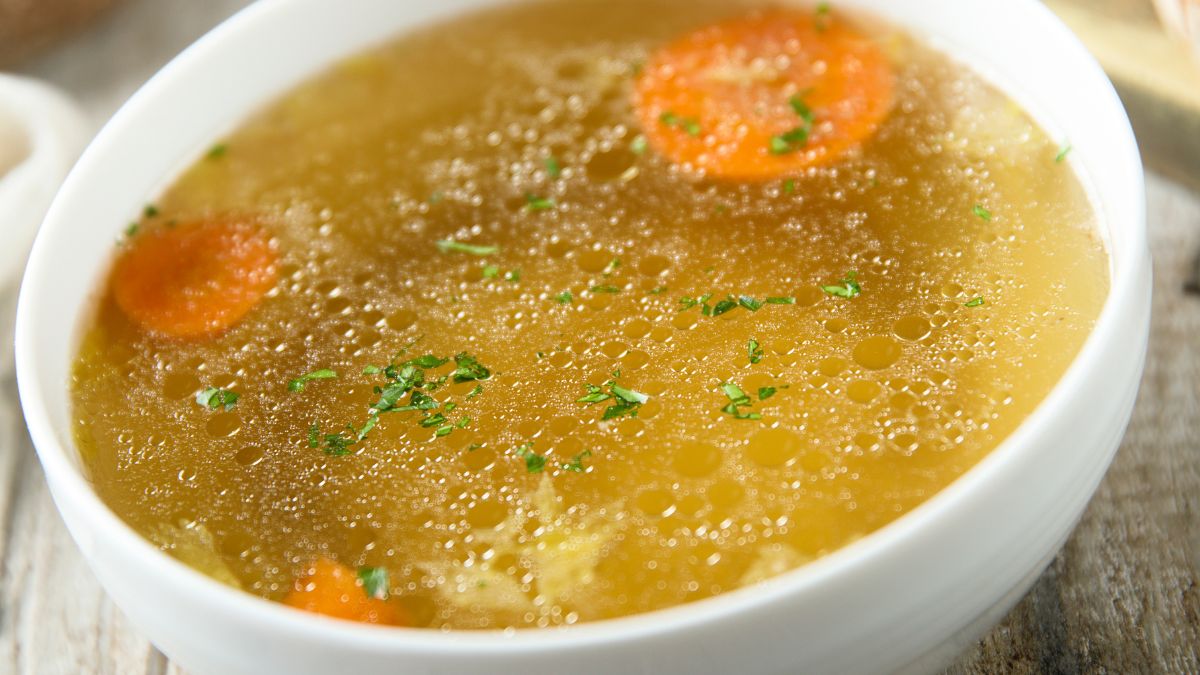 Rosół będzie lepszy niż kiedykolwiek. Zastosuj ten trik, a nie pożałujesz