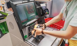 Nocny skok w Gnieźnie. Z marketu wynieśli ponad 500 sztuk "niespodzianek"