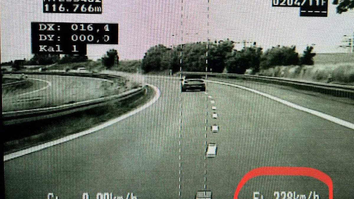 Niemiecka policja zatrzymała pirata drogowego z Polski, który gnał 228 km/h 