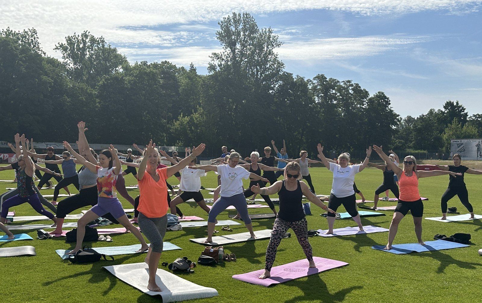 Joga na stadionie w Lesznie