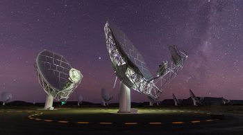 MeerKAT wyłapał radiowy "ślad" wodoru sprzed 5 mld lat
