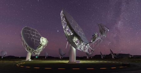 MeerKAT wyłapał radiowy "ślad" wodoru sprzed 5 mld lat
