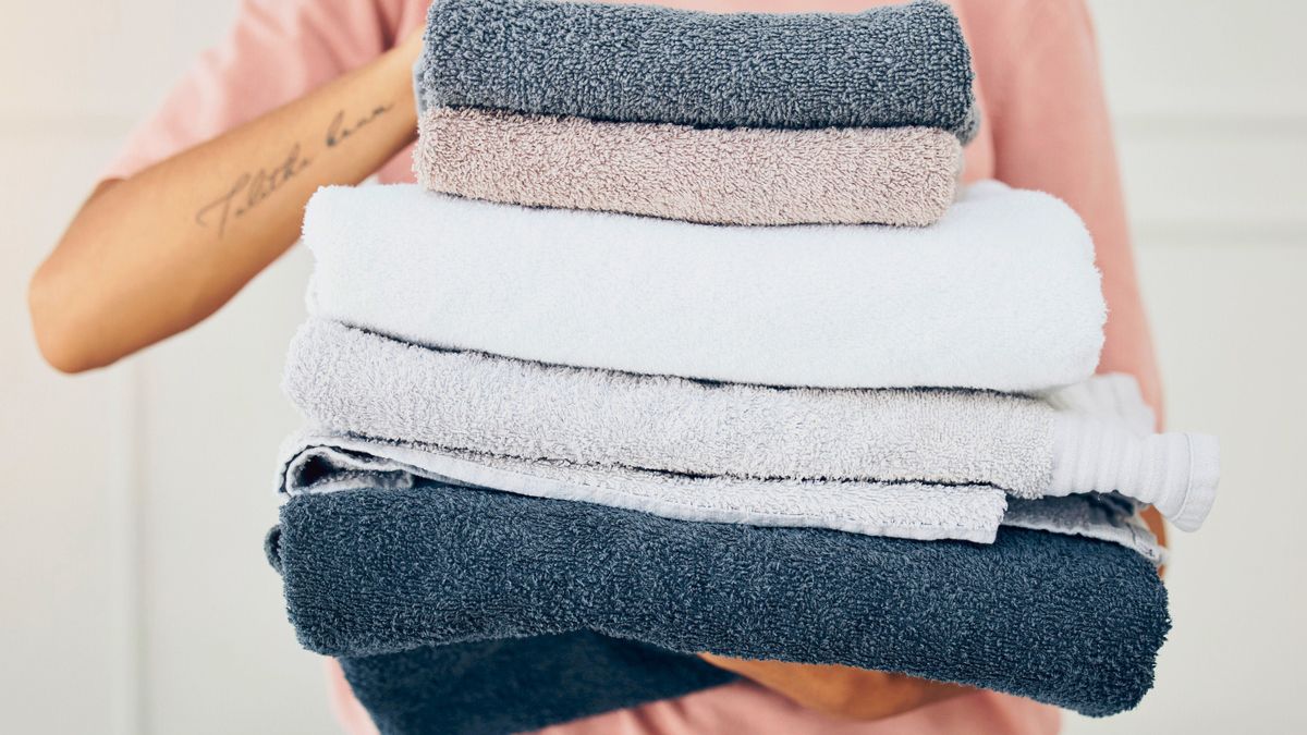 Kobieta trzyma w rękach ręczniki