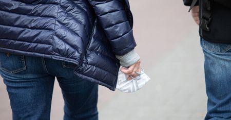 Koronawirus w Polsce. Maseczki zaczynają lądować w kieszeniach. Znoszenie obostrzeń w praktyce