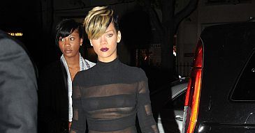 Rihanna znów odsłania... MA MAJTKI?