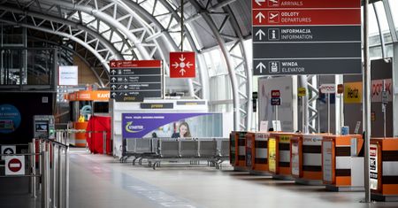 Warszawa. Lotnisko w Modlinie niemal puste. Zamkną terminal