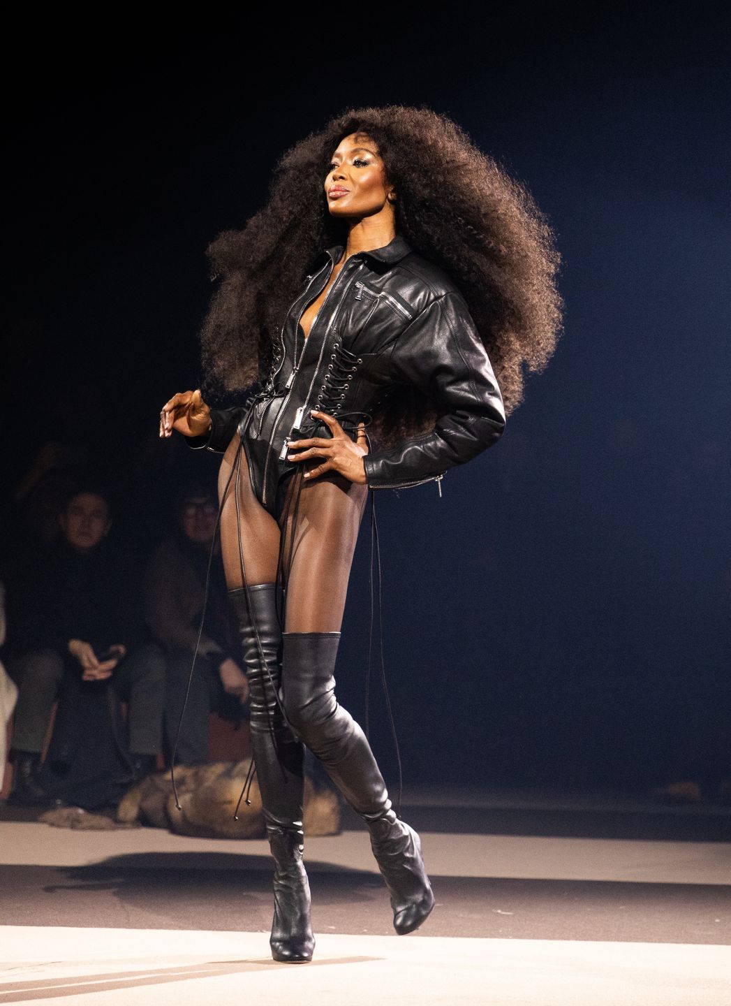 Naomi Campbell paraduje po wybiegu na pokazie Dsquared2