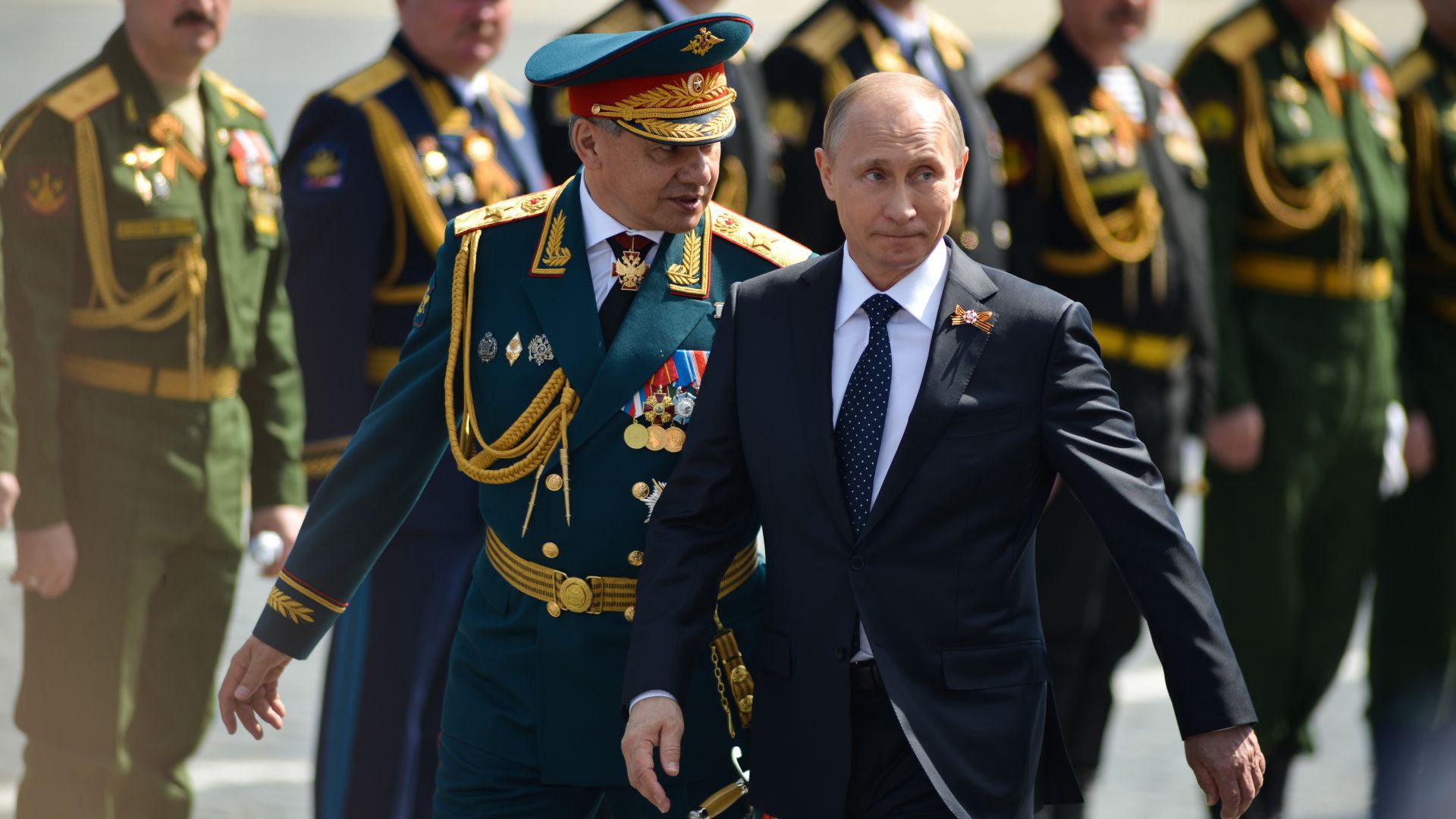 Parada na Placu CzerwonymMinister obrony Siergej Szojgu i Władimir Putin