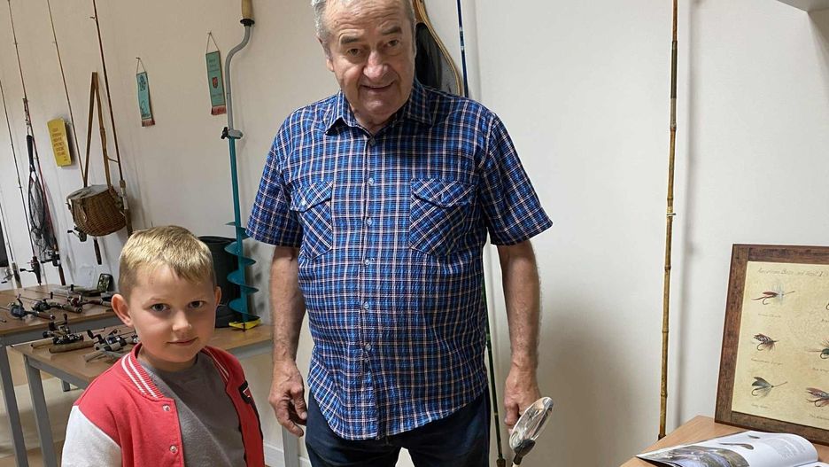 Seweryn Wiśniewski wystawę sprzętu wędkarskiego w Michniowie oglądał razem z dziadkiem.