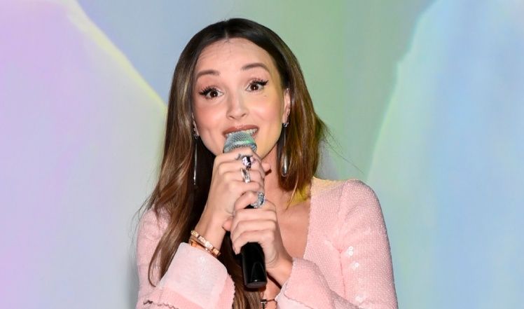 Marina podryguje w kostiumie kąpielowym 