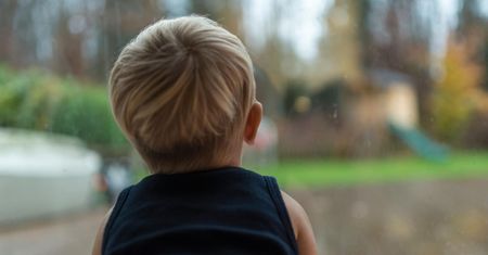 Dyskryminacja z powodu choroby skóry. Nauczyciel żądał zaświadczenia, że dziecko nie zaraża