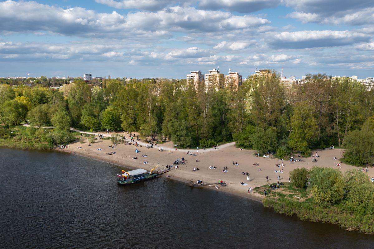 Plaża na Saskiej Kępie latem jest oblegana do późnych godzin wieczornych