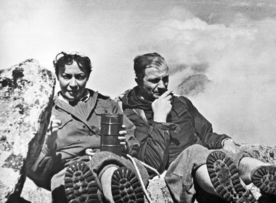 Stefania Grodzieńska i Wawrzyniec Żuławski przy puszce szczytowej