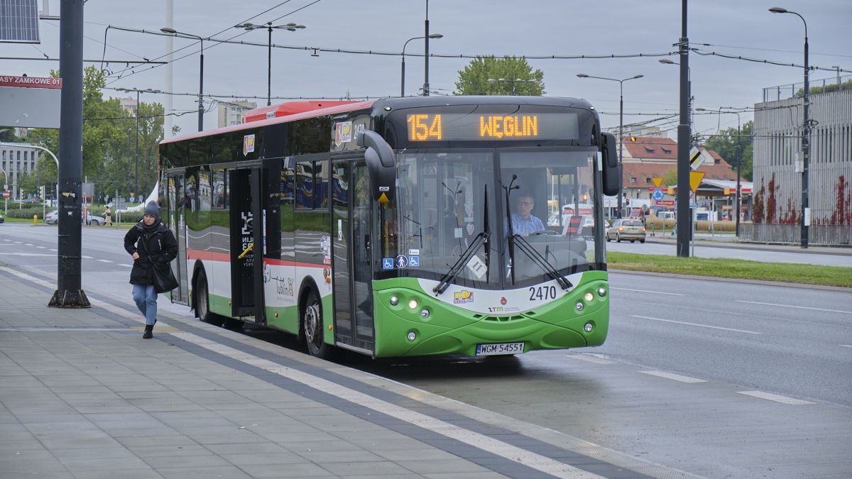 Autobus spalinowy na linii trolejbusowej 154
