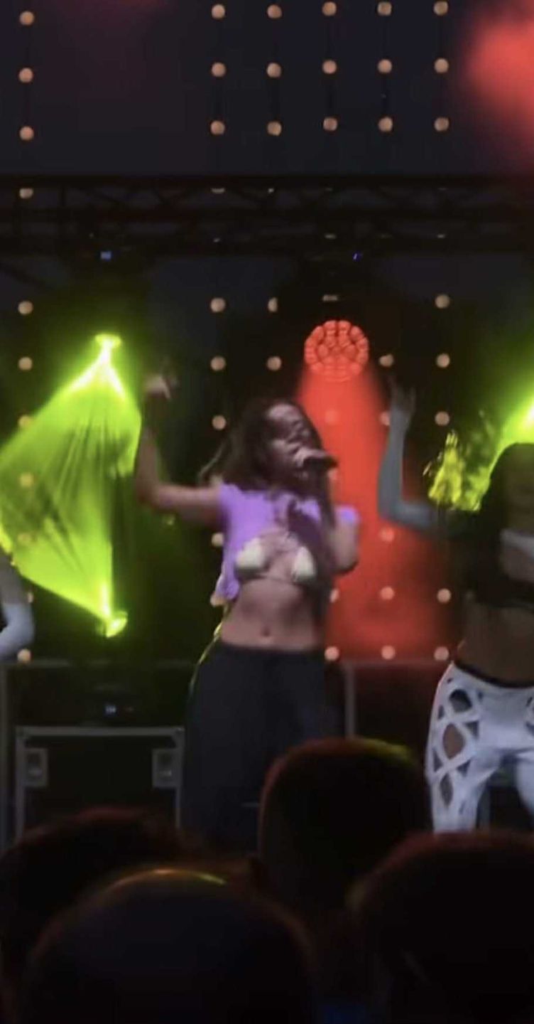 Blanka szaleje na scenie w staniku