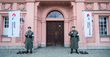 Przyjazd Mistrza i poznanie Niezwyczajnych