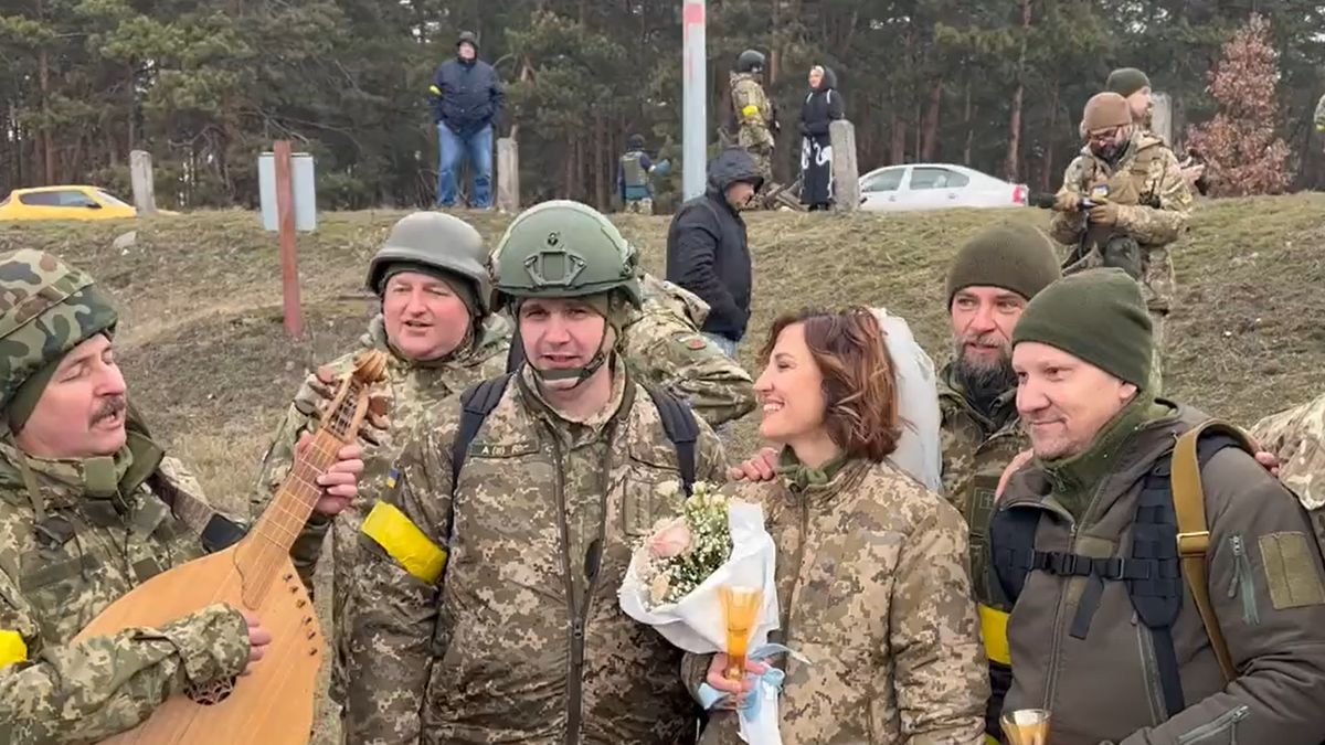 Para ukraińskich żołnierzy wzięła ślub na froncie 