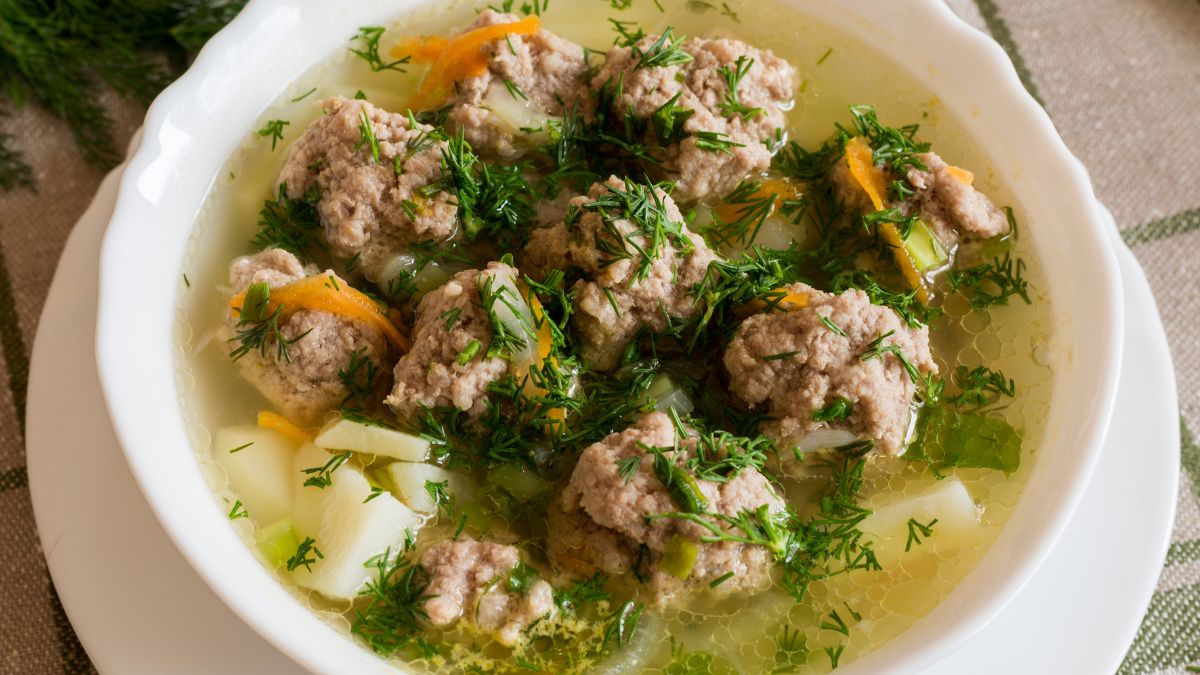 Zupa koperkowa z pulpecikami jest lekka i pożywna jednocześnie