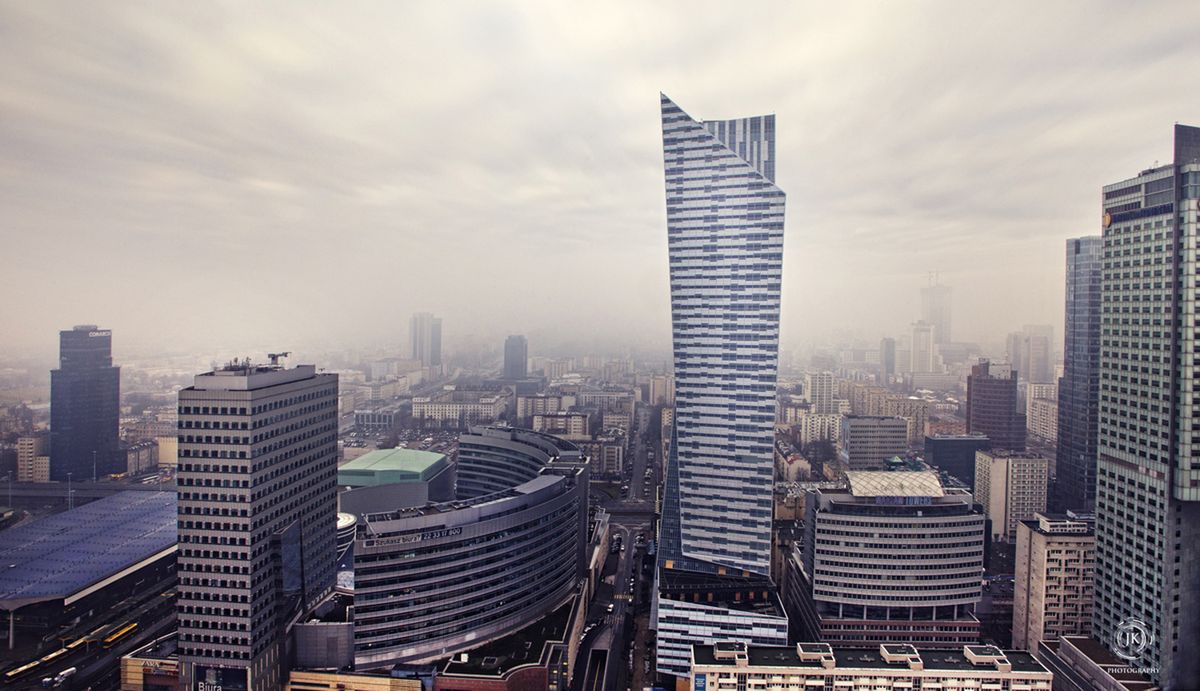 Warto próbować zdjęć z poziomu ulicy i z góry. Miasto szczególnie dobrze wygląda z wysokości. Nic nie przysłania nam widoku, panorama jest rozległa. Łatwo znaleźć jakiś wiodący motyw. Nie jesteśmy w gąszczu budowli, samochodów, ulic, czy ludzi.