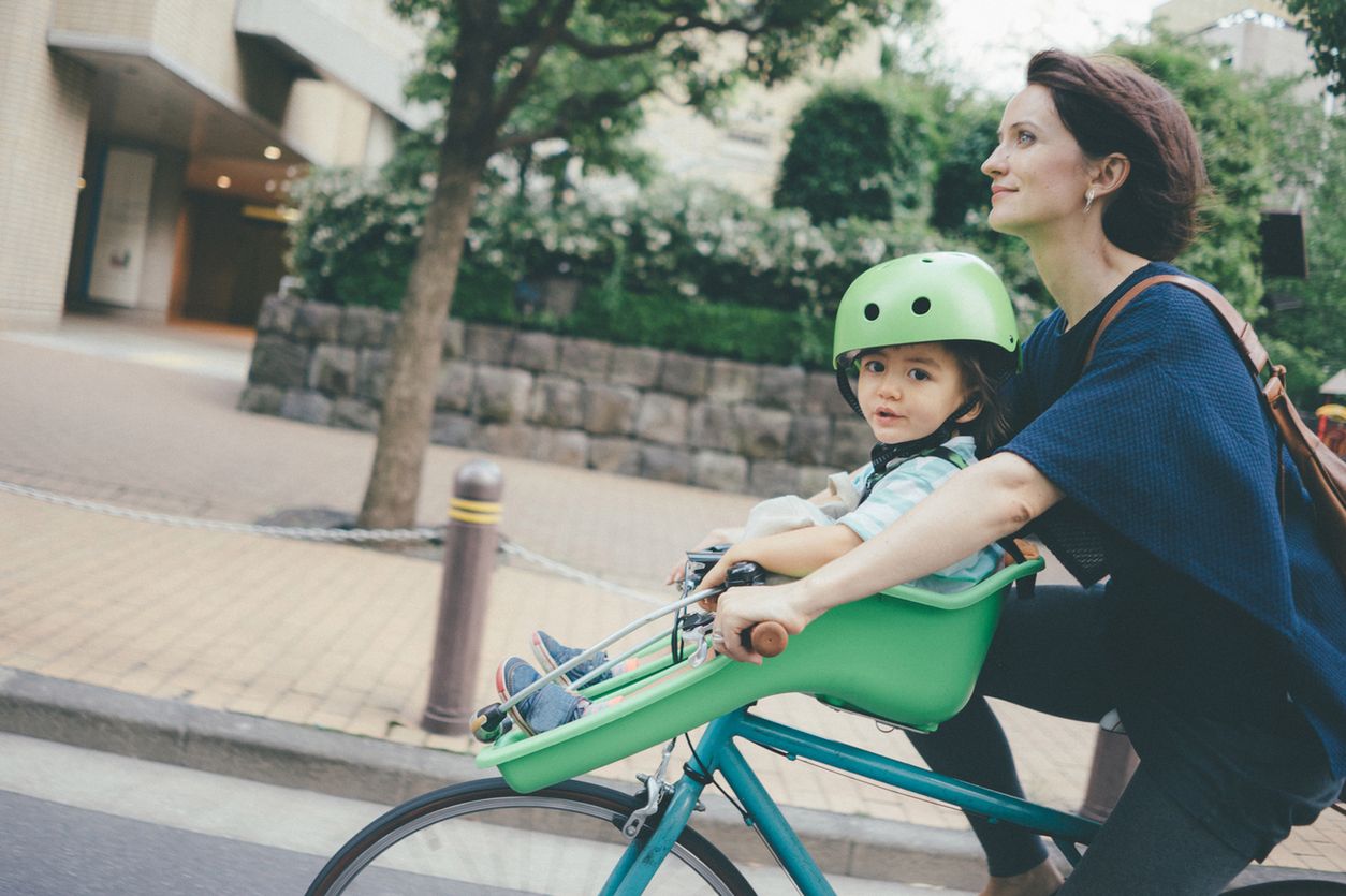 Fotelik rowerowy to niezbędnik każdej aktywnej mamy