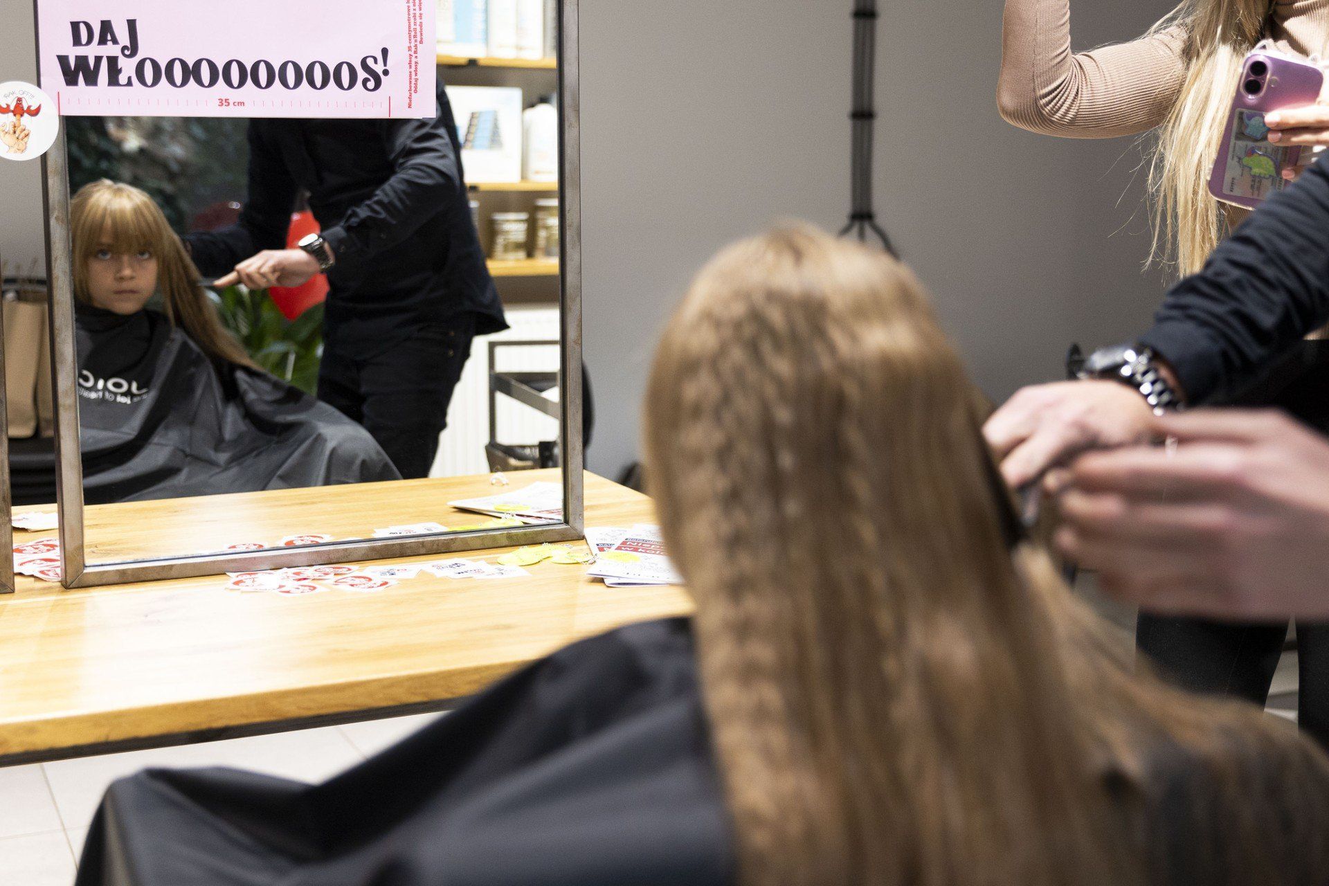 Akcja ścinania włosów na peruki w Krakowie