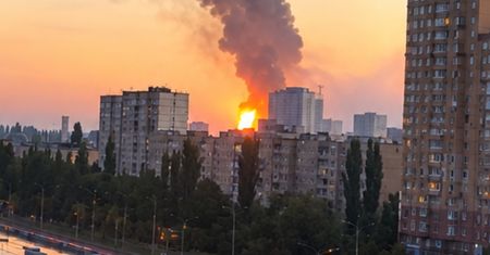 Atak dronów na Kijów. Czarny dym nad miastem
