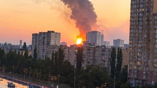 Atak dronów na Kijów. Czarny dym nad miastem