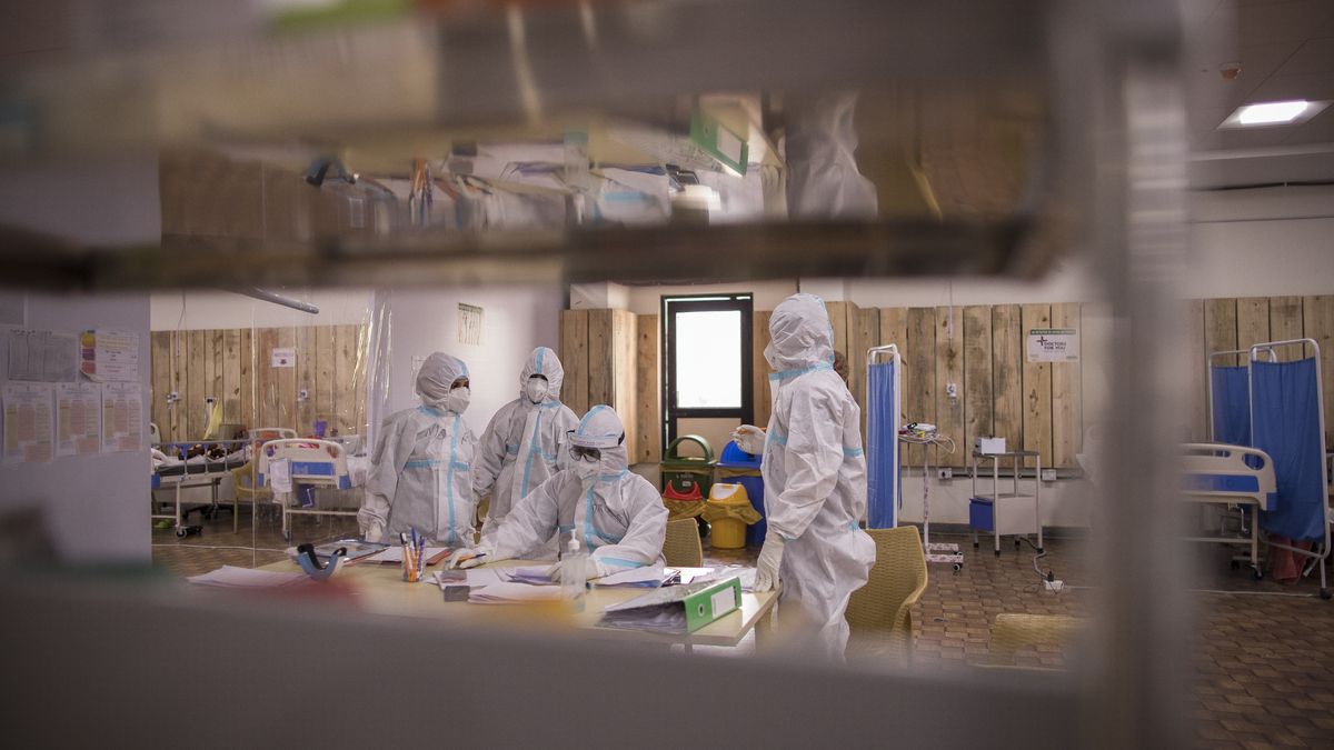 Indie zmagają się z drugą, śmiercionośną falą COVID-19