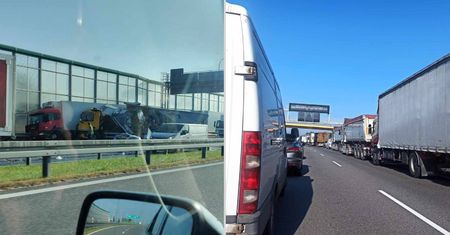 Wypadek na obwodnicy Lublina S17, korek ma już kilka kilometrów. Kierowcy utworzyli korytarz życia