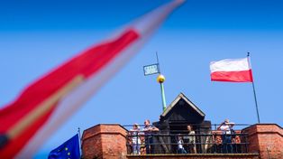 Zawieś tak flagę Polski, a możesz zapłacić mandat – wiele osób o tym nie wie!