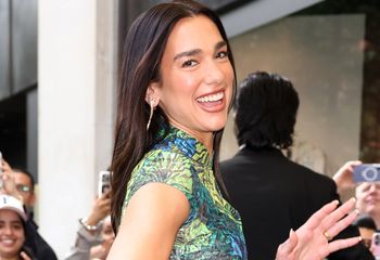 Zapomnij o czapkach i kapeluszach. Dua Lipa wybrała dodatek sezonu