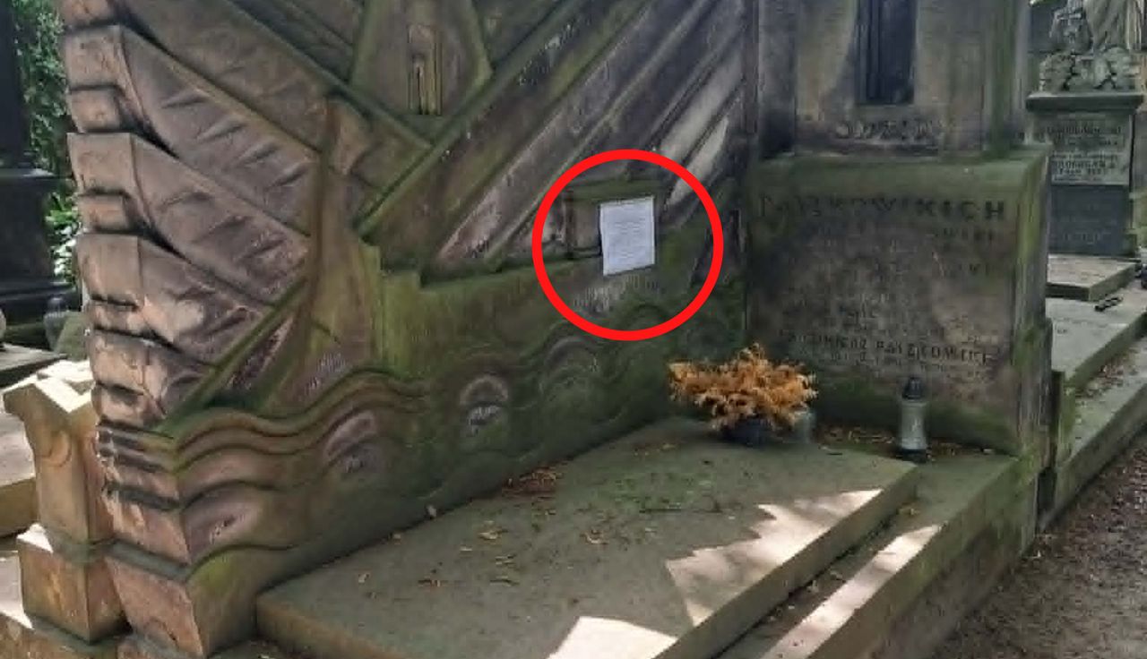 Karteczka na grobie. Na dole podpis Stanisława z Poznania