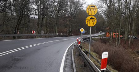 Żółte znaki dla wojska. Jak należy się zachowywać wobec kolumny?