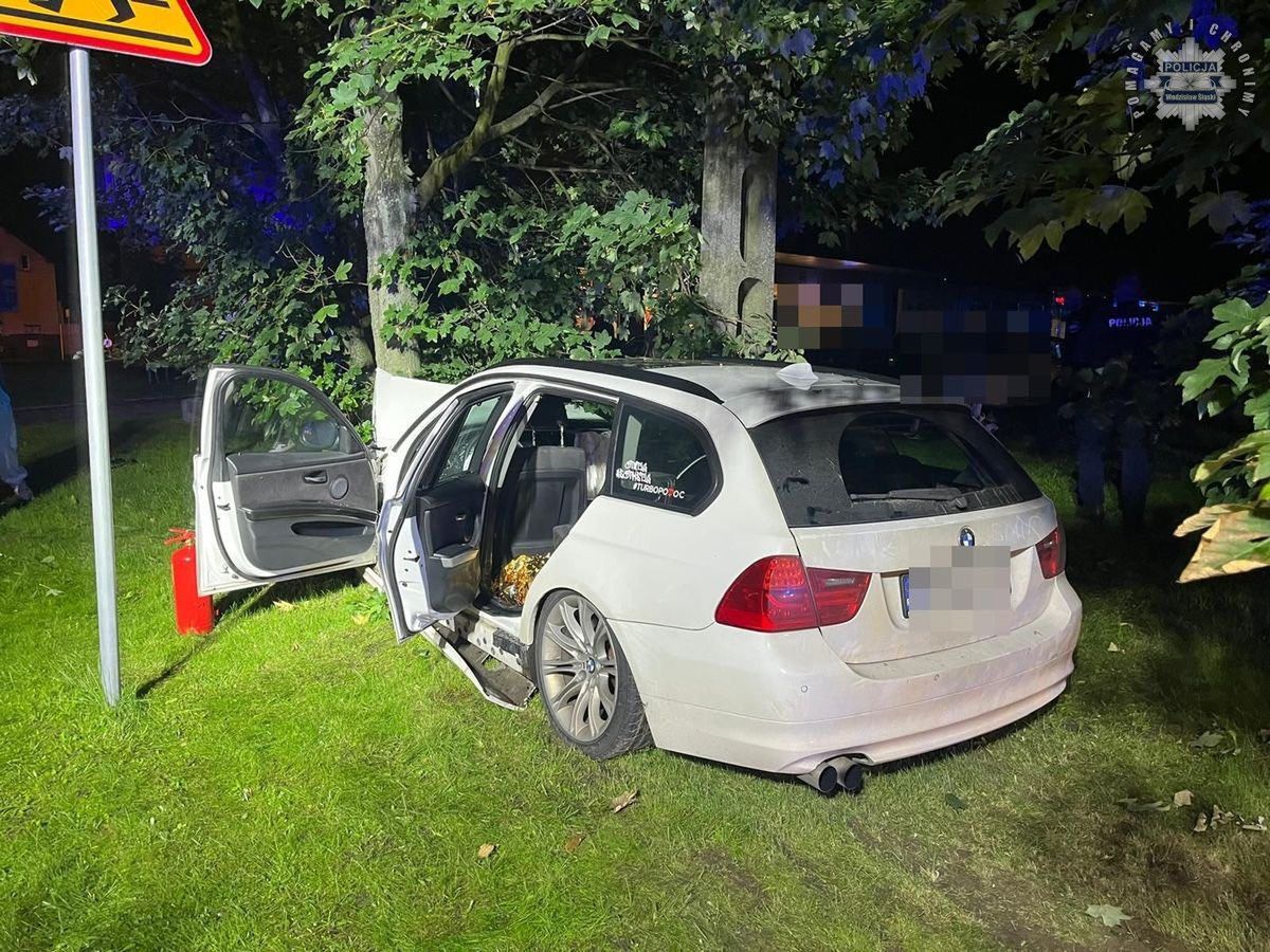 BMW uderzyło w drzewo. 18-latka z urazem głowy trafiła do szpitala