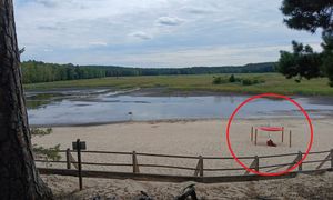 Kąpielisko zmieniło się w kałużę, ale ratownik nadal dyżuruje. Zdjęcie ze Zwierzyńca