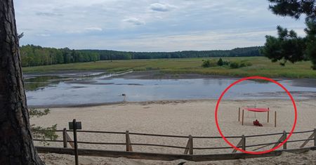 Kąpielisko zmieniło się w kałużę, ale ratownik nadal dyżuruje. Zdjęcie ze Zwierzyńca