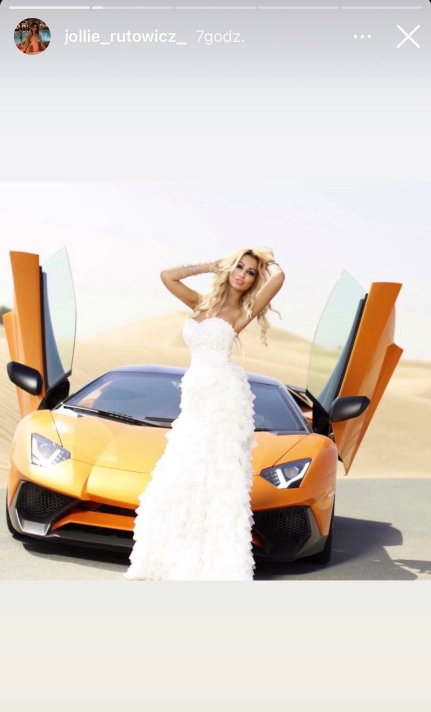 Jola Rutowicz w sukni ślubnej i z lamborghini za plecami 