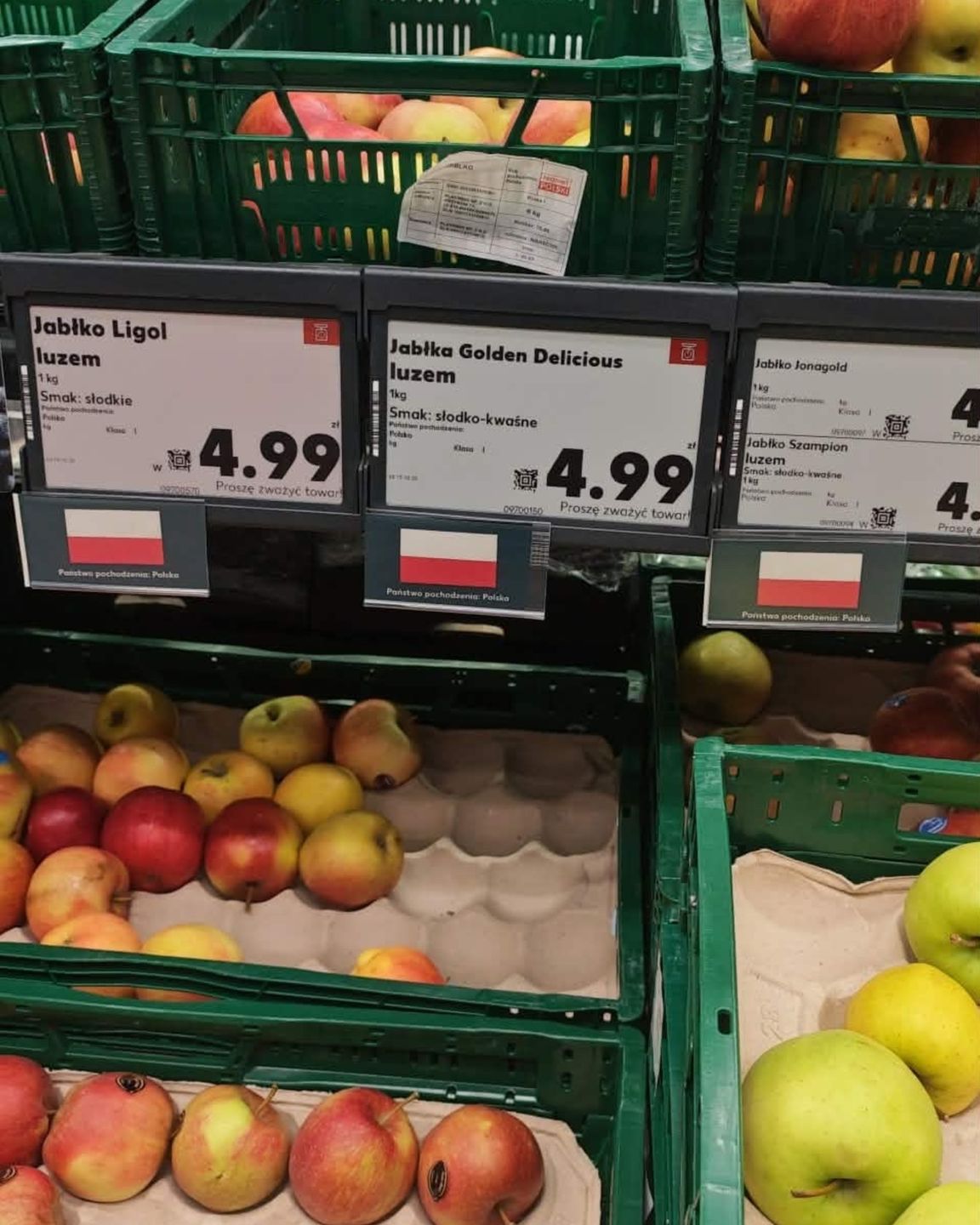 Flagi przy jabłkach w Kauflandzie