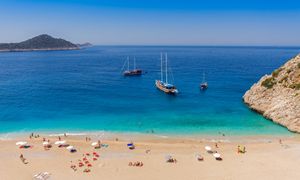 Najtańsze kierunki na sierpniówkę. Gdzie warto na all inclusive, a gdzie na city break?