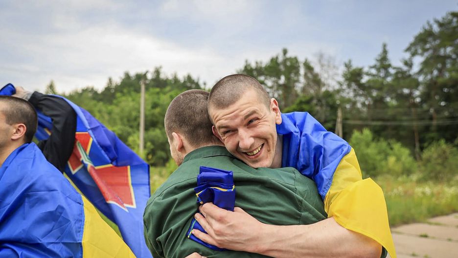 A handout photo made available by the Presidential Press Service shows a Ukrainian Prisoner of War (POWs) reacting following a prisoner swap at an undisclosed location in Ukraine, 04 July 2025, amid the Russian invasion. This is the next stage of the return of seriously wounded and seriously ill soldiers. The agreement on a prisoner of war (POW) exchange was reached following recent Russia-Ukraine talks held in Turkey. EPA/PRESIDENTIAL PRESS SERVICE / HANDOUT HANDOUT EDITORIAL USE ONLY/NO SALES Dostawca: PAP/EPA.