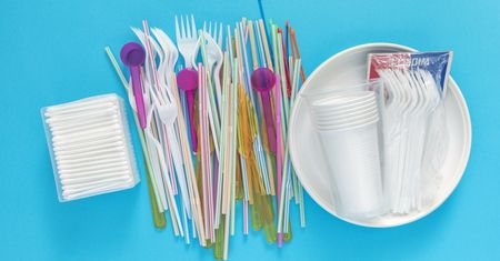 Plastikowa rewolucja wchodzi w życie. Z rynku znika 9 produktów