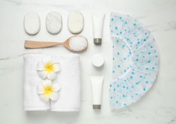 Dlaczego warto zabierać z hotelu darmowy czepek pod prysznic?