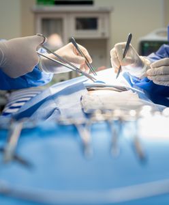 Pacjent spadł ze stołu podczas operacji. Prokuratura umorzyła sprawę