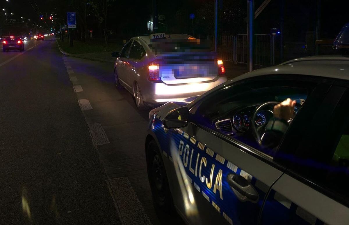 Policyjna kontrola kierowcy świadczącego usługi przewozu osób na aplikacje