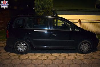 Zamość: Z ponad 4 promilami i bez uprawnień ruszył w drogę. Pasażer wypadł z auta