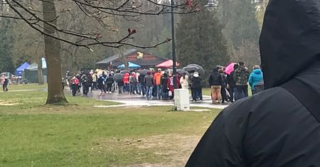Łódź. Tak wyglądała kolejka do punktu szczepień. Byliśmy tam