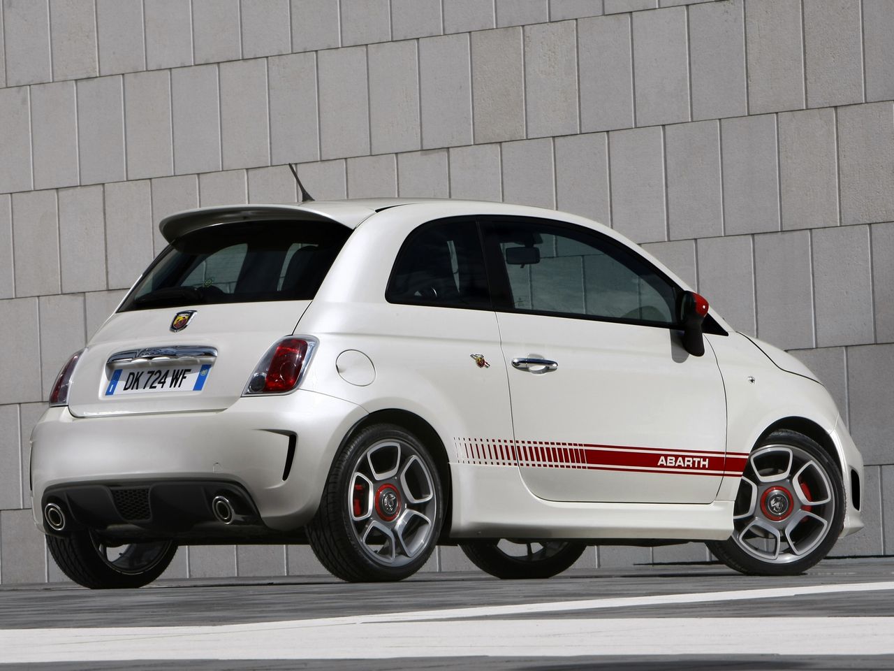 Na zdjęciach seryjny Fiat 500 Abarth