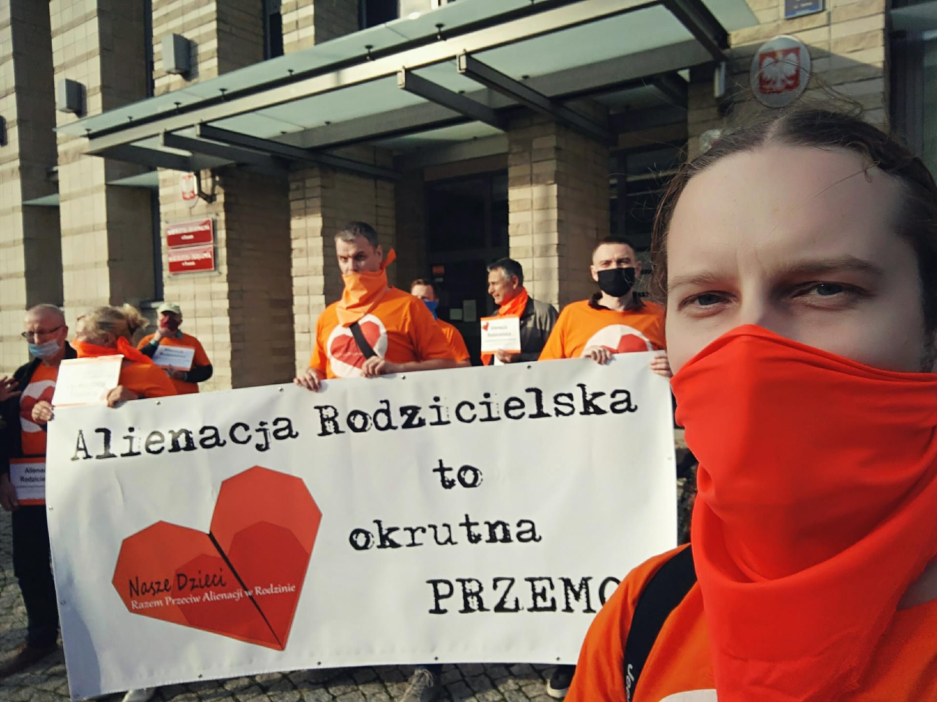 Alienowani rodzice coraz częściej zwracają uwagę na swój problem